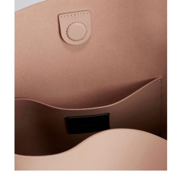 ALLSAINTS CAPTAIN LEATHER NORTH TOTE

SOUTH USED A FEW TIMES JUST LIKE BRAND NEW - Picture 4 of 11